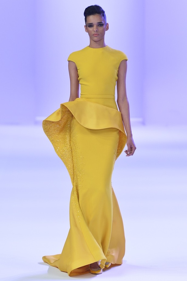 Stéphane Rolland أناقة الاصفر ورقيّ الابيض