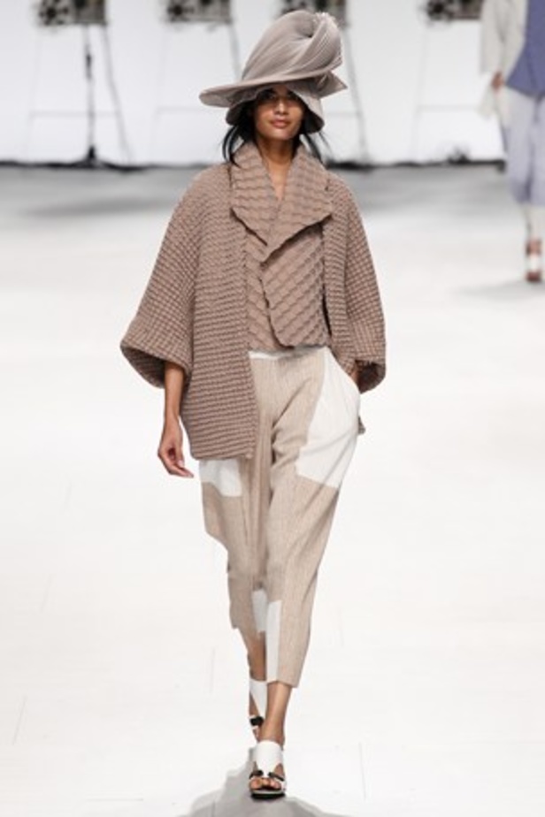 لمسات عصرية ومضلّعة في عرض  ISSEY MIYAKE