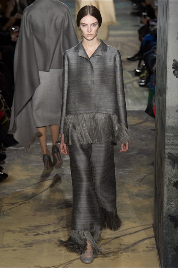  Valentino لمسات راقية وأناقة جاهزة