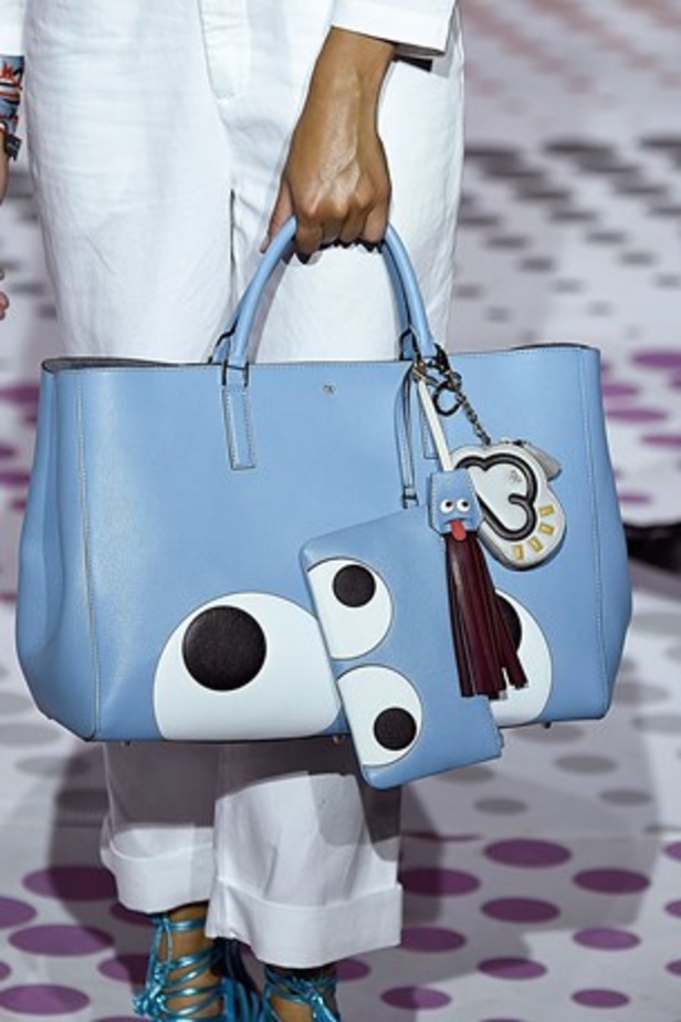"الحقائب أيضاً لها مشاعر" في عرض Anya Hindmarch