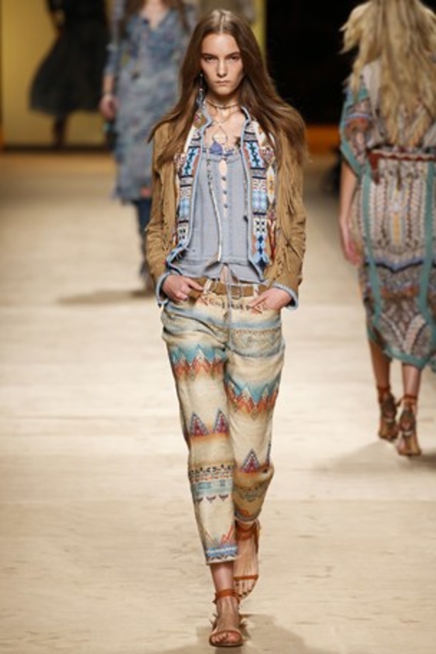 تصاميم Etro تحاكي المرأة العصرية والغجرية