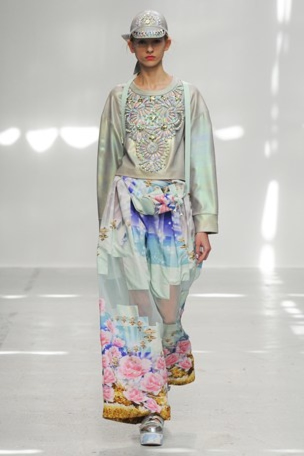 ورود ونقوش ملكية تحاكي مجموعة MANISH ARORA