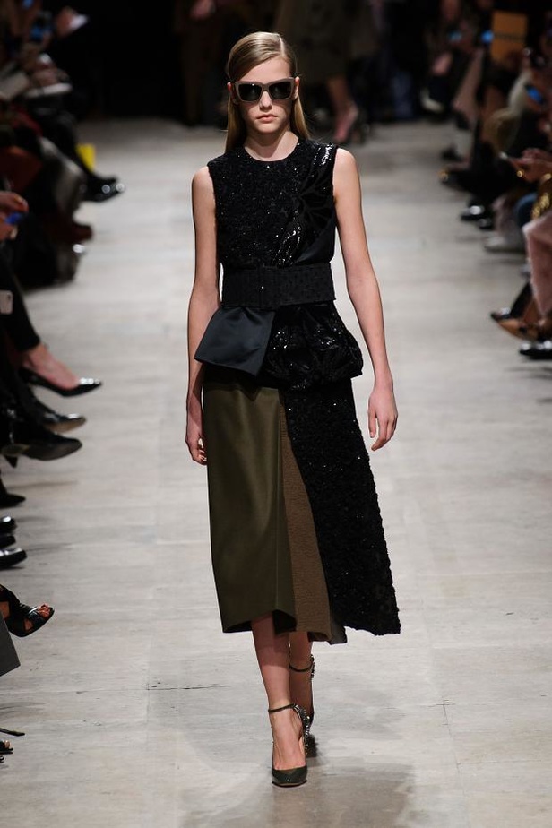 تصاميم دافئة وباريسية في عرض  Rochas