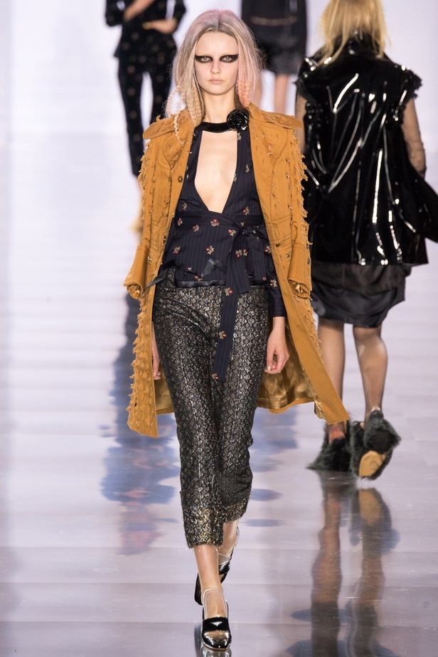 Galliano يعيد الفانتازيا للموضة في عرض Maison Margiela