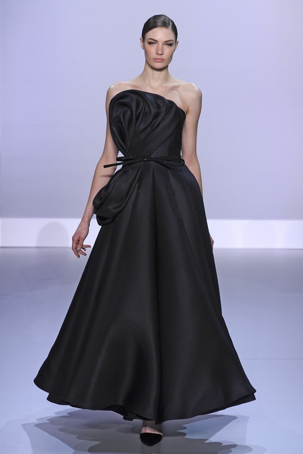 Ralph & Russo مجموعة حالمة تعيدنا الى العصر الذهبي