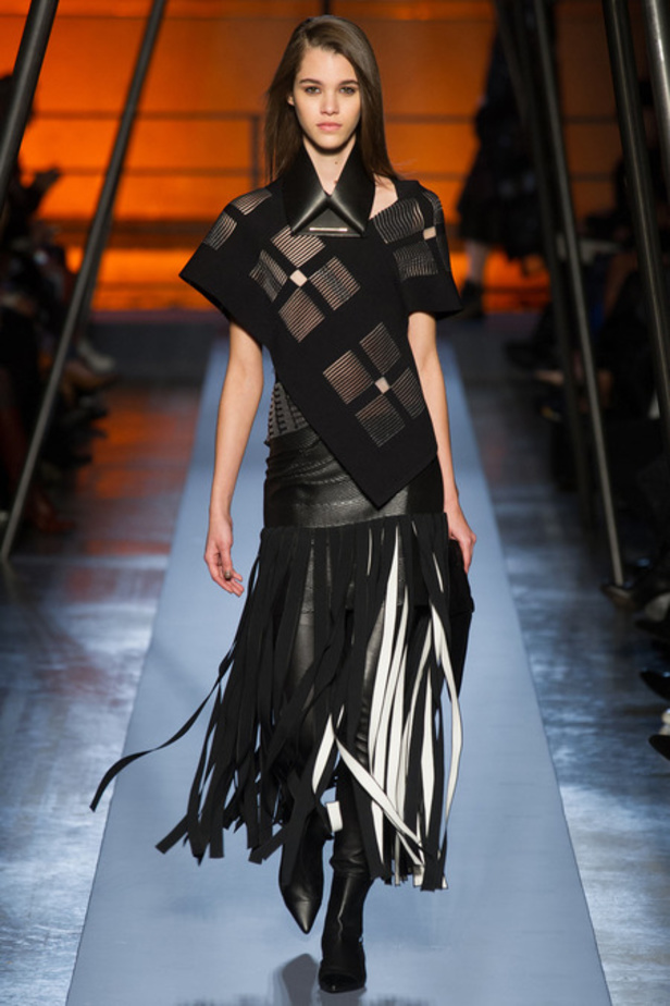 Roland Mouret خريف غير عادي بالأحمر 