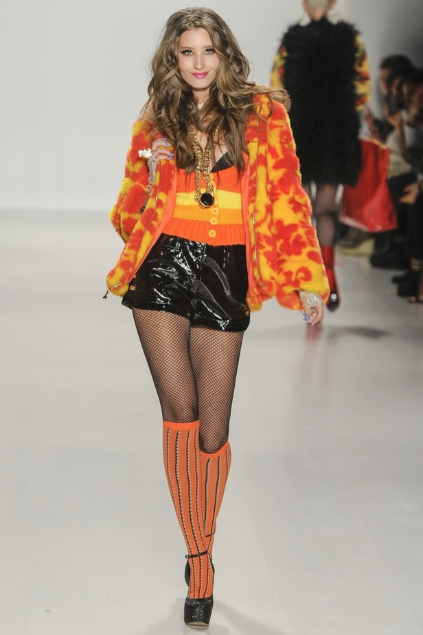 أجواء الثمانينيات في عرض Betsey Johnson