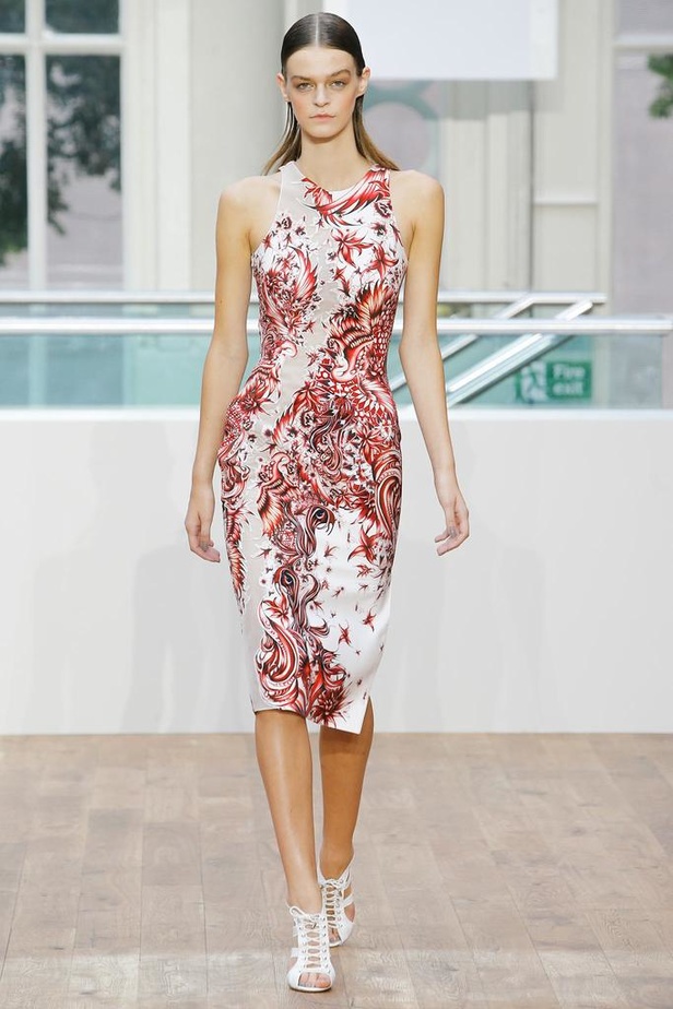 القصات المستقيمة تحمل توقيع جوليان ماكدونالد