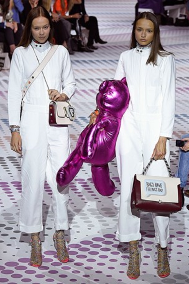 "الحقائب أيضاً لها مشاعر" في عرض Anya Hindmarch