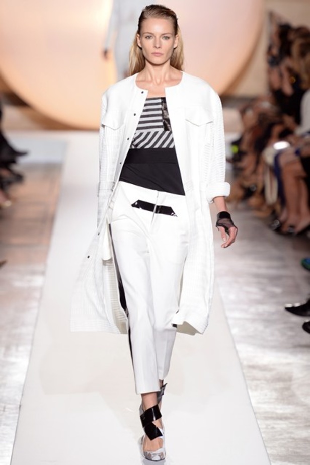 Roland Mouret: تصاميم جذابة لسهراتك الطويلة..