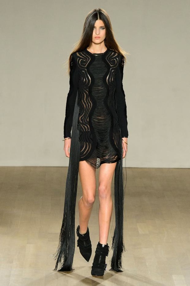 مجموعة Issa تتناغم بين الشراريب والأشكال الهندسية