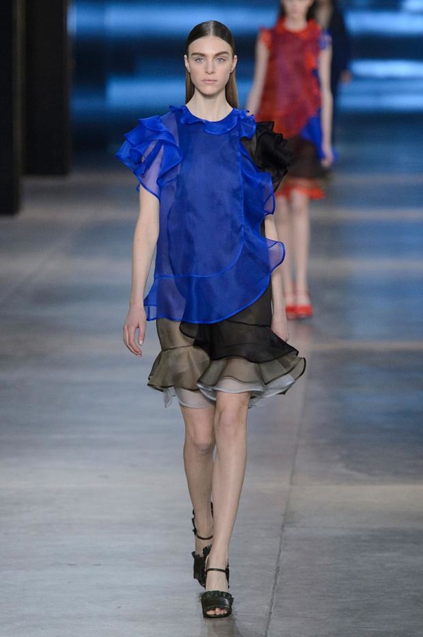 Christopher Kane يعشق الفساتين المنقوشة بجلد التمساح