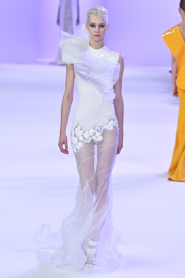 Stéphane Rolland أناقة الاصفر ورقيّ الابيض