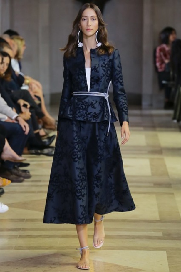 الشفافية والأنوثة عنوان عرض Carolina Herrera