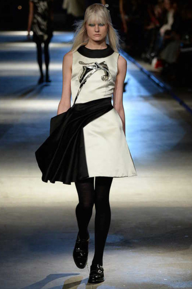 أزياء Giles... تفاصيل صغيرة تصنع الدهشة