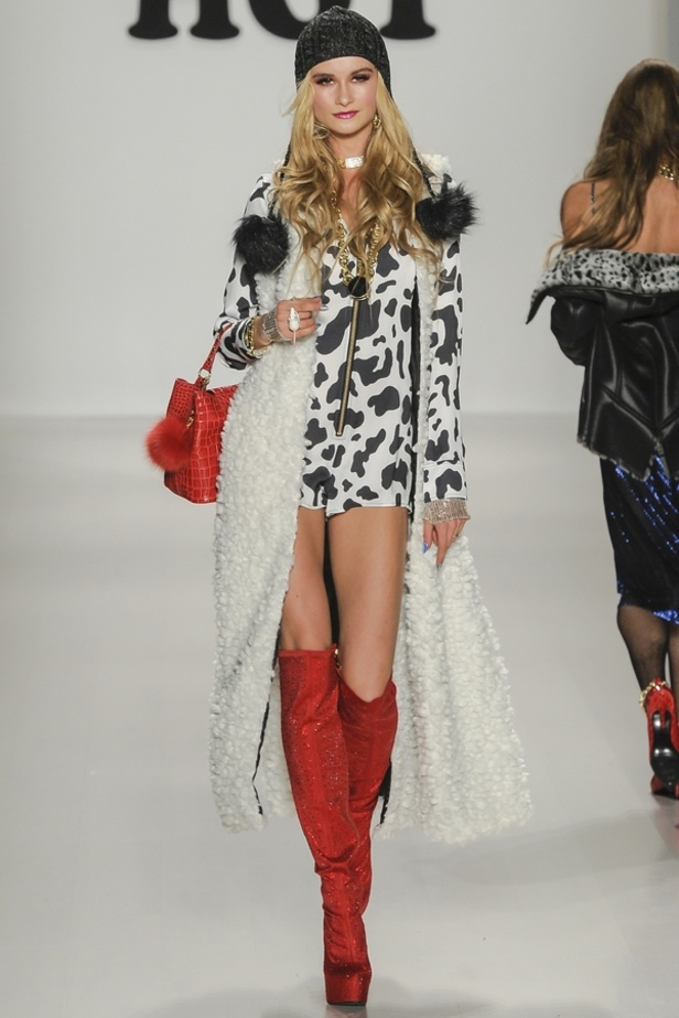 أجواء الثمانينيات في عرض Betsey Johnson