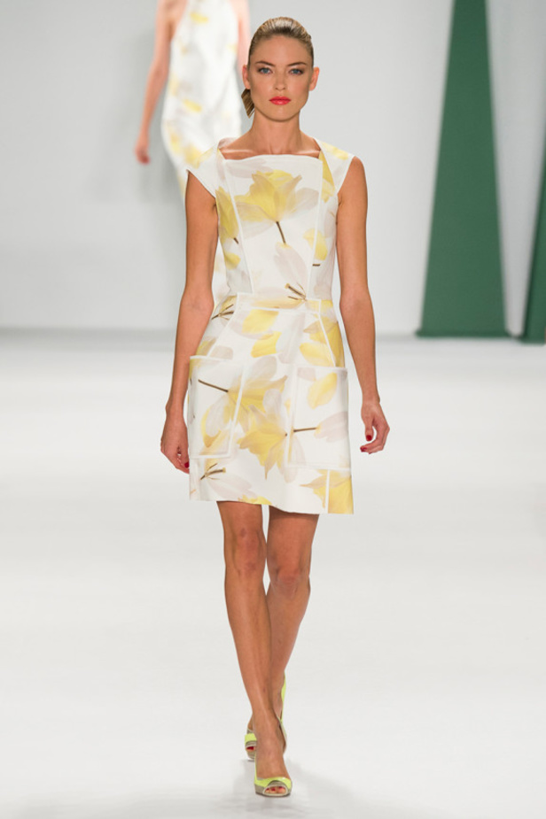 كارولينا هيريرا تنعش الصيف بأرقى الألوان والأزهار