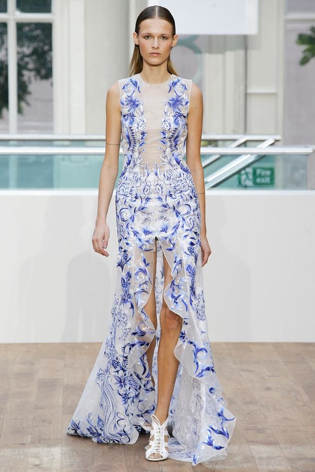 القصات المستقيمة تحمل توقيع جوليان ماكدونالد