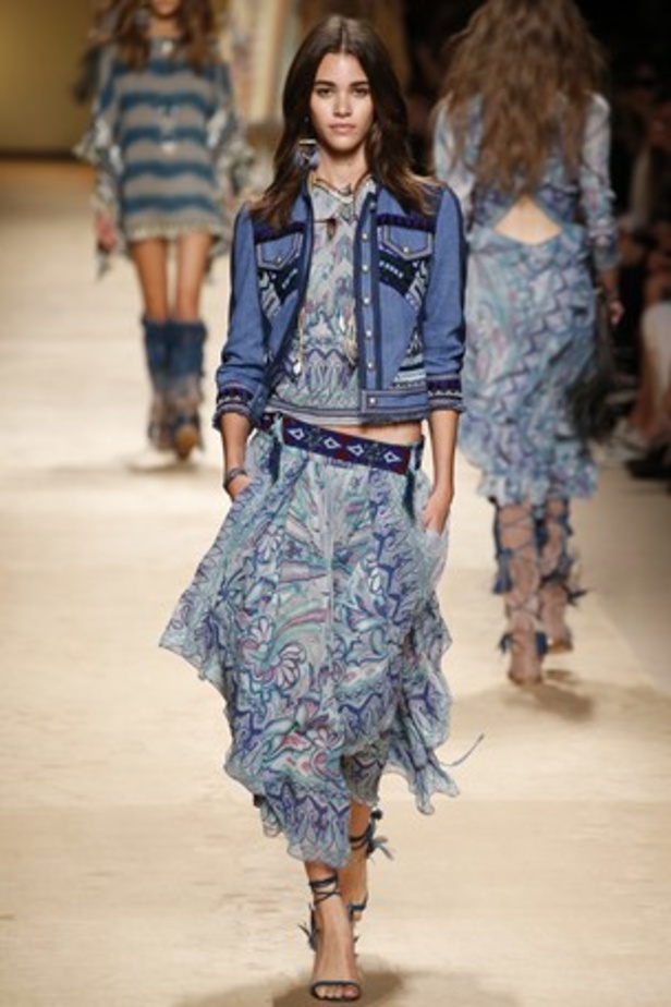 تصاميم Etro تحاكي المرأة العصرية والغجرية