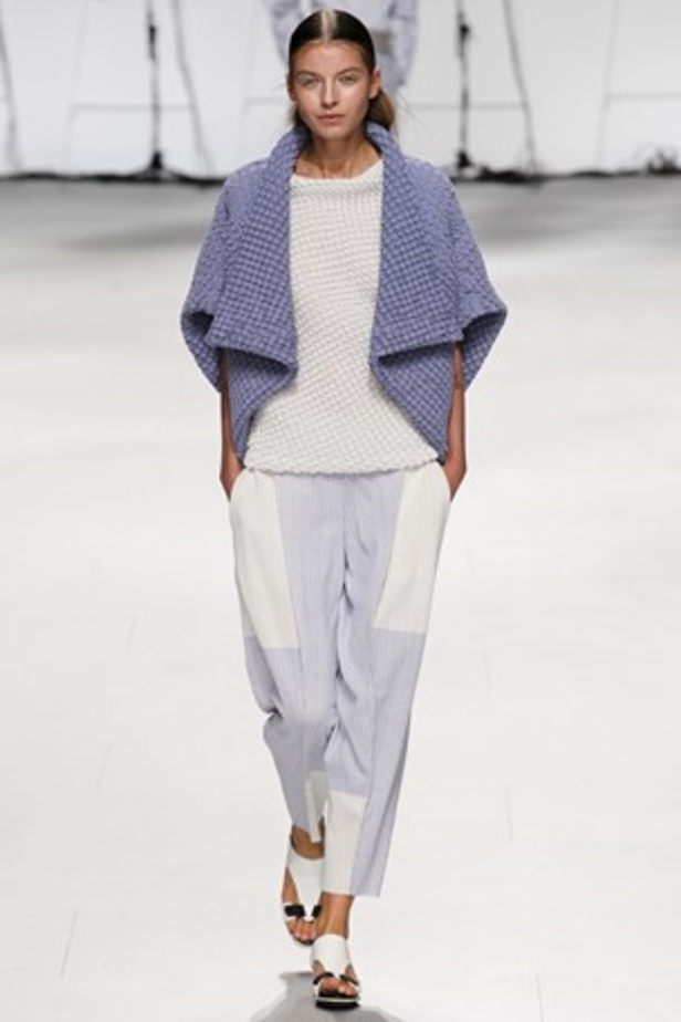 لمسات عصرية ومضلّعة في عرض  ISSEY MIYAKE