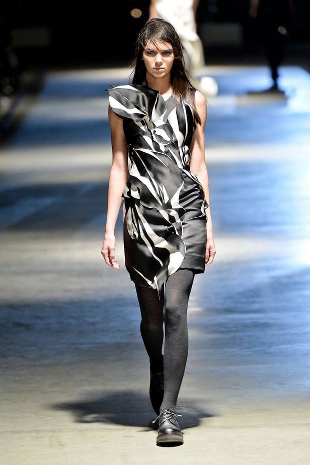 أزياء Giles... تفاصيل صغيرة تصنع الدهشة