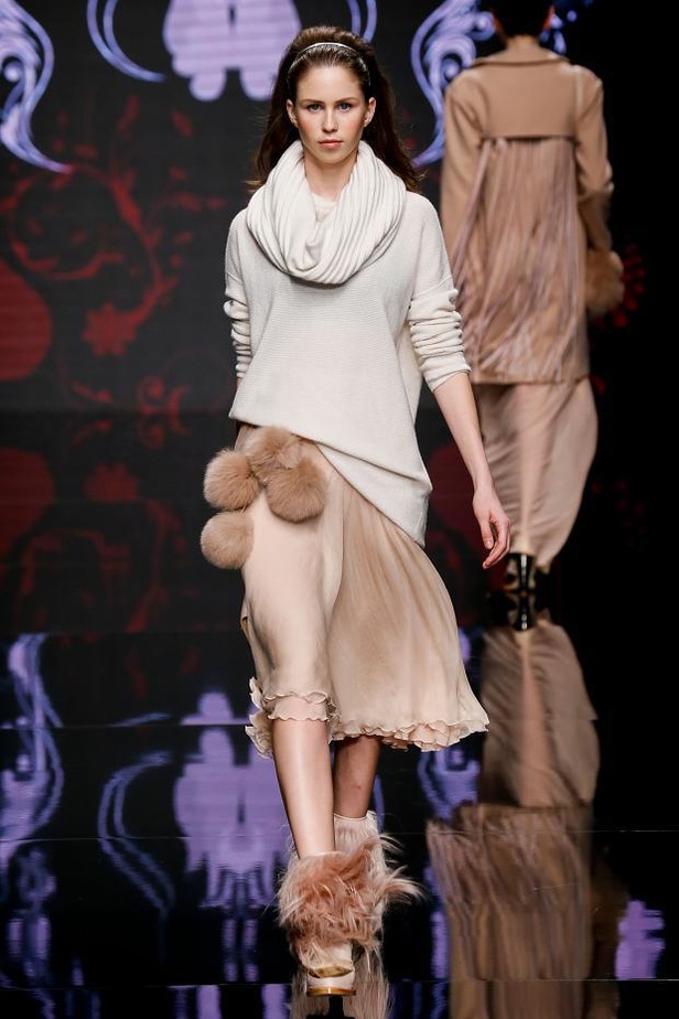 لمسات الفرو والشراريب تغمر عروض Aigner