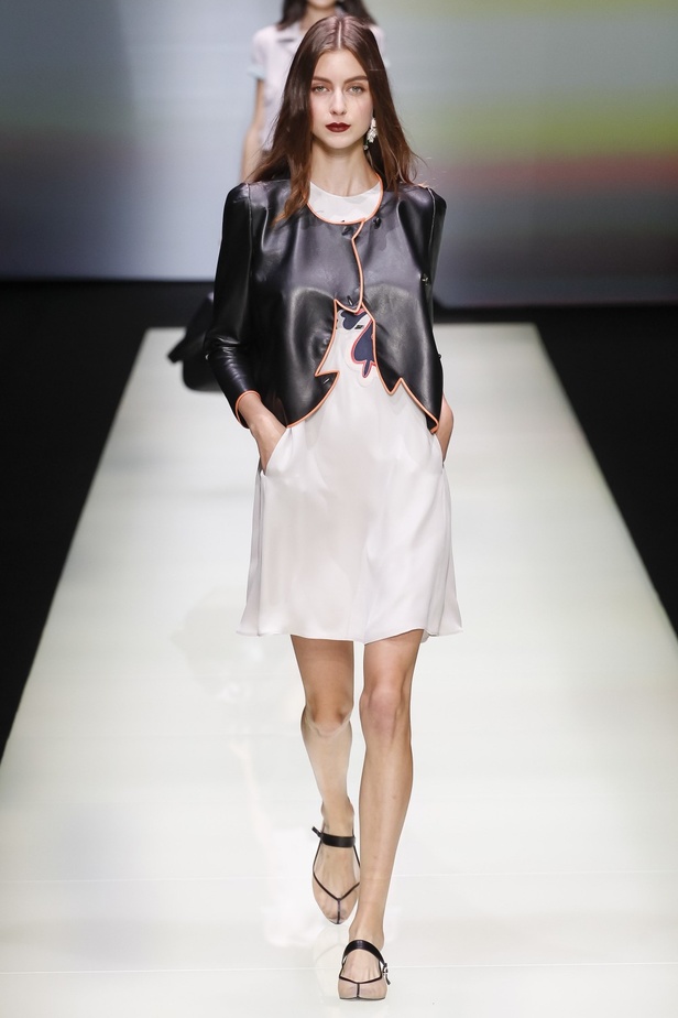 Emporio Armani يُحيي موضة البرمودا والقصّات الذكورية