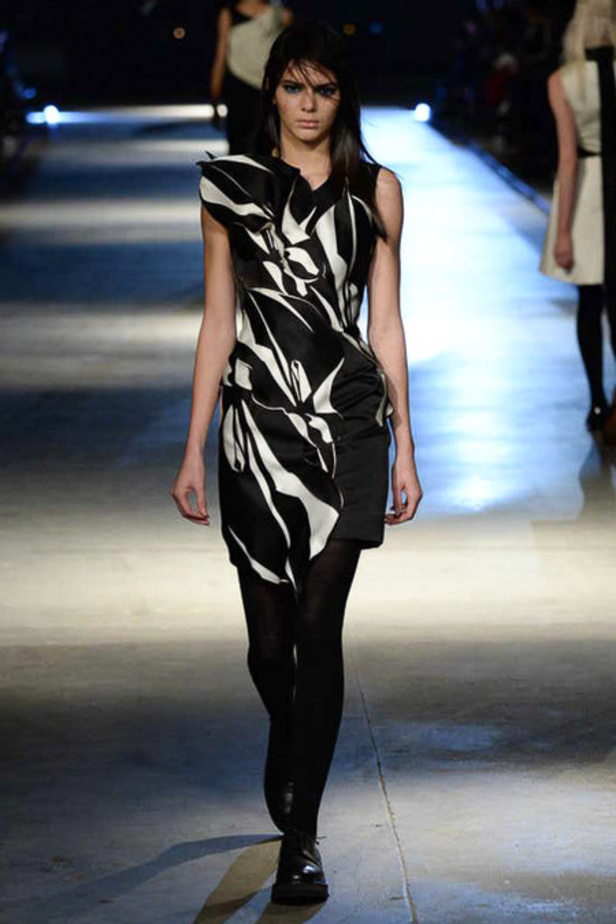 أزياء Giles... تفاصيل صغيرة تصنع الدهشة