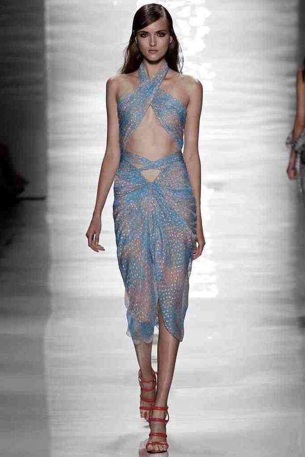 REEM ACRA تغزل الأنوثة بخيوط رومانسية