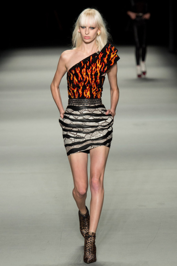 Saint Laurent: الاقمشة الشفافة لاطلالة أكثر دلالاً