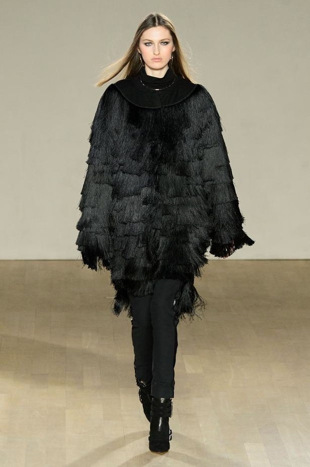 مجموعة Issa تتناغم بين الشراريب والأشكال الهندسية