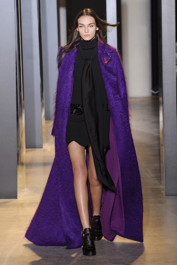 نقوش الأسماك الملوّنة في عرض  John Galliano