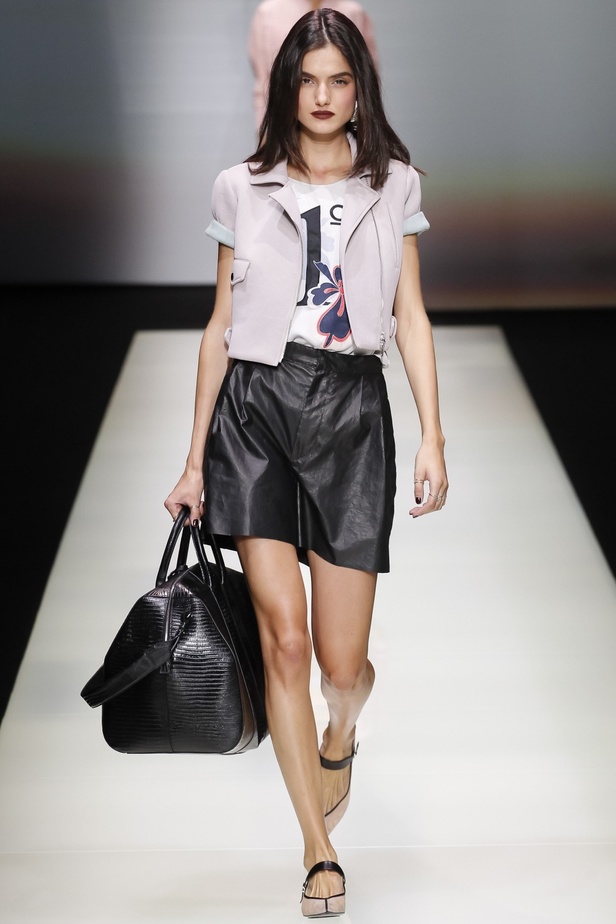 Emporio Armani يُحيي موضة البرمودا والقصّات الذكورية