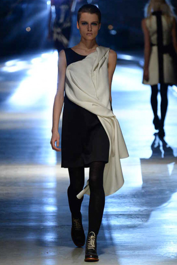 أزياء Giles... تفاصيل صغيرة تصنع الدهشة