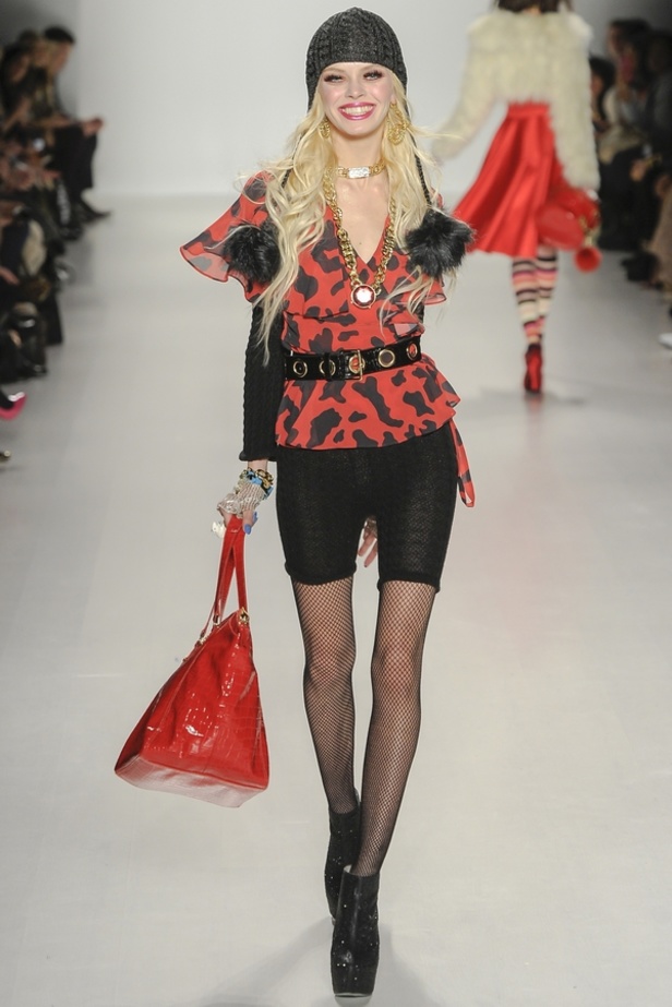 أجواء الثمانينيات في عرض Betsey Johnson