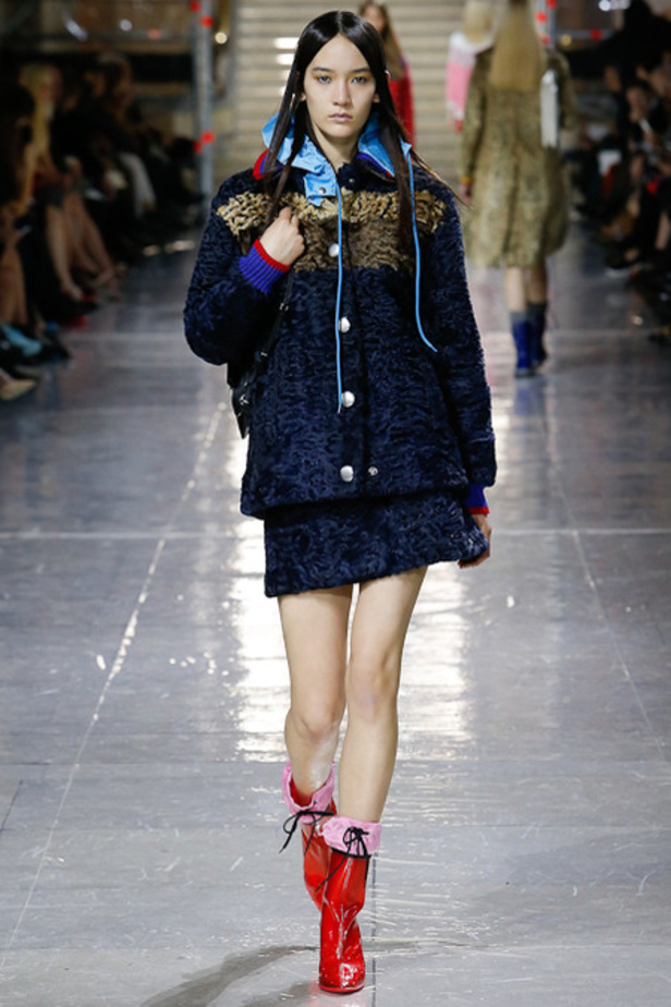 خريف Miu Miu... جمال بألوان السماء السبعة