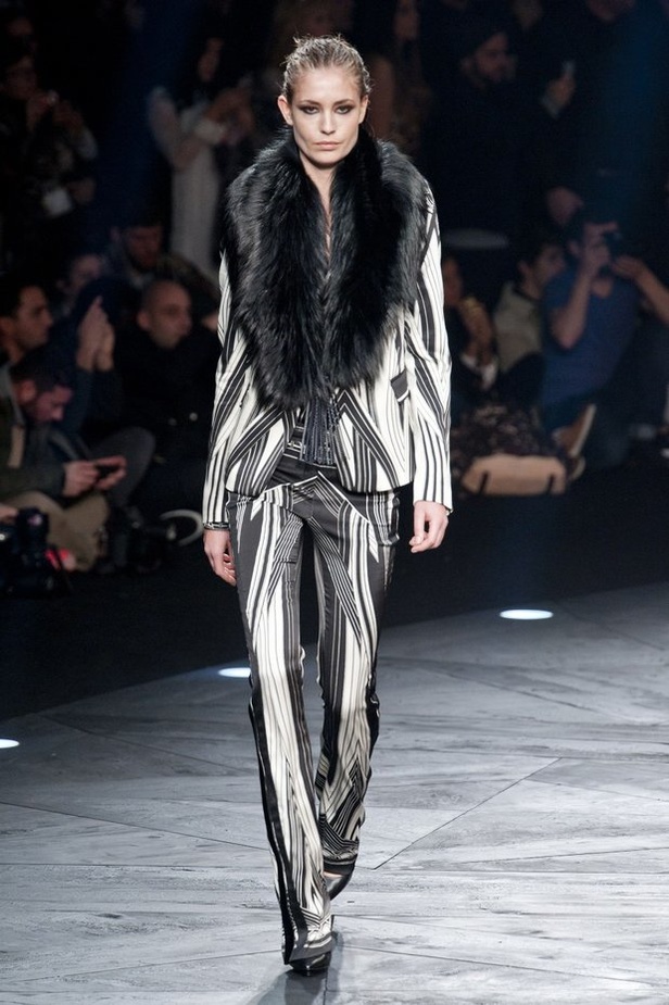 Roberto Cavalli... أناقة بسحر الغابات الاستوائية