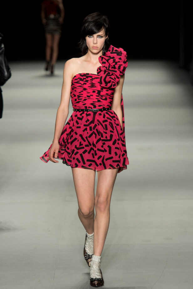 Saint Laurent: الاقمشة الشفافة لاطلالة أكثر دلالاً