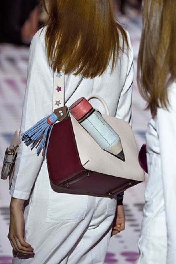 "الحقائب أيضاً لها مشاعر" في عرض Anya Hindmarch