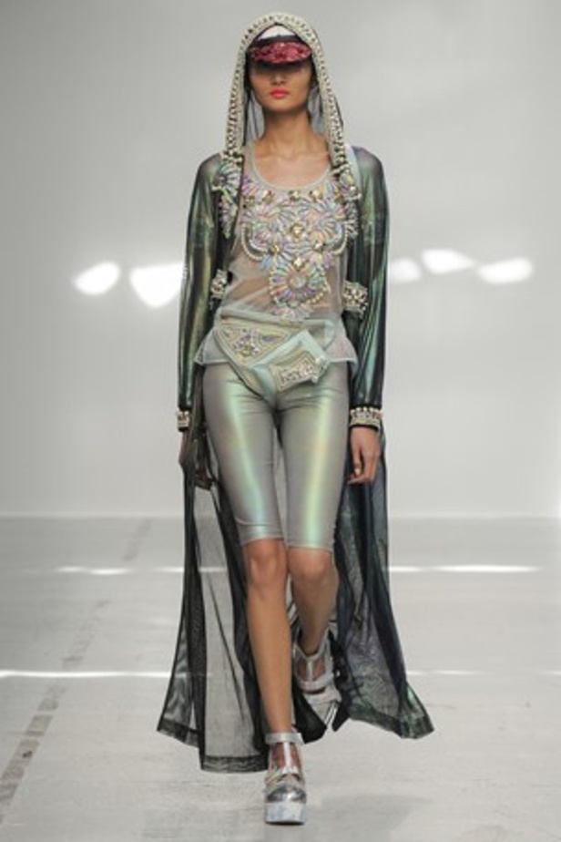 ورود ونقوش ملكية تحاكي مجموعة MANISH ARORA