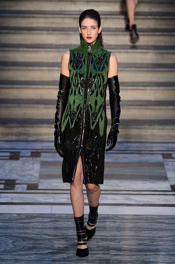 Julien Macdonald عاشق لموضة الشبك