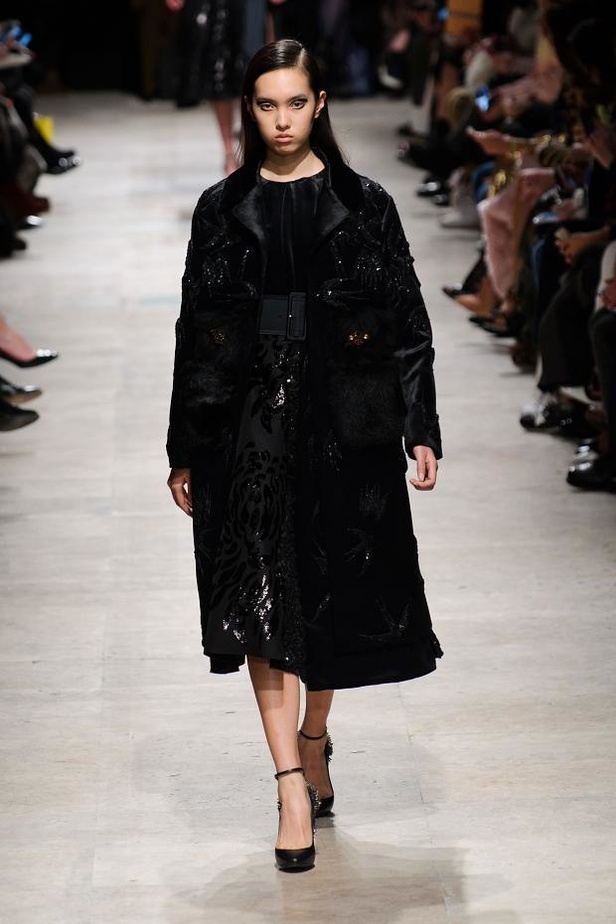 تصاميم دافئة وباريسية في عرض  Rochas