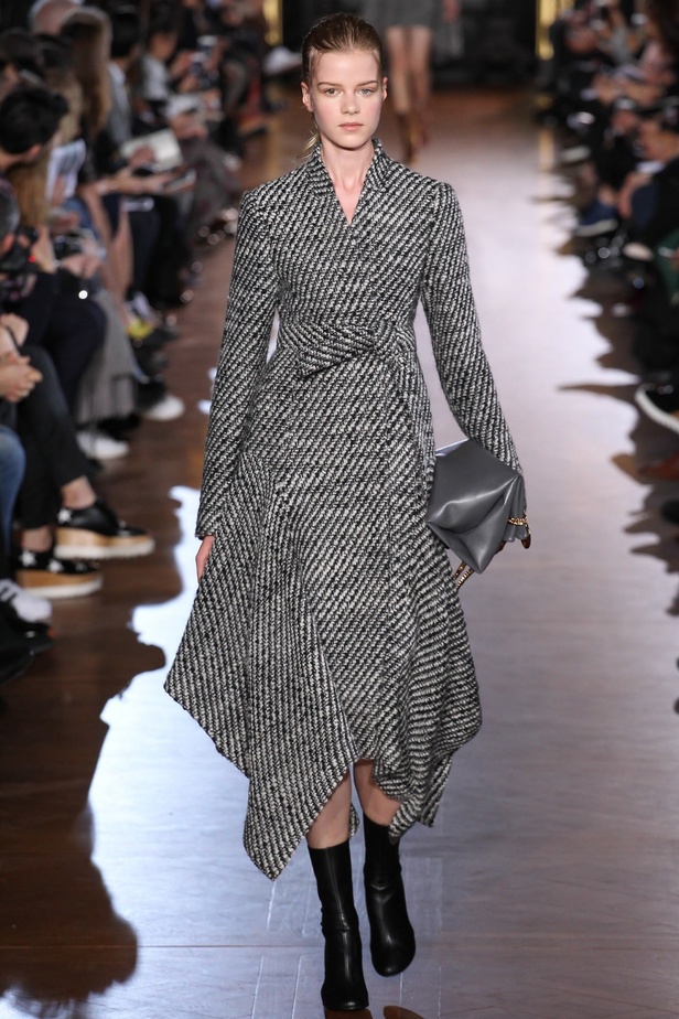 أناقة عصريّة متجدّدة في مجموعة "Stella Mccartney"