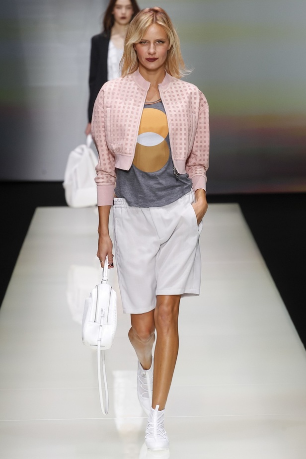 Emporio Armani يُحيي موضة البرمودا والقصّات الذكورية