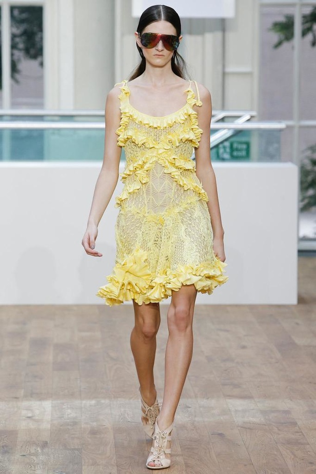 القصات المستقيمة تحمل توقيع جوليان ماكدونالد