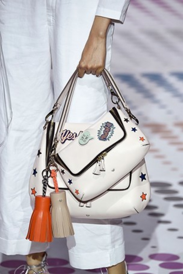 "الحقائب أيضاً لها مشاعر" في عرض Anya Hindmarch