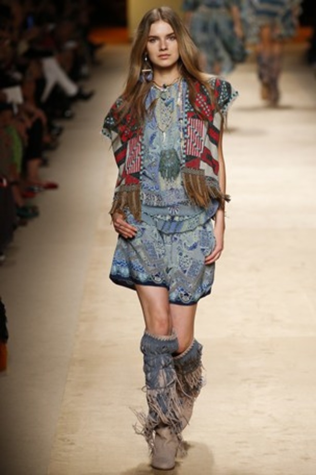 تصاميم Etro تحاكي المرأة العصرية والغجرية