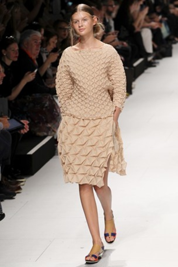 لمسات عصرية ومضلّعة في عرض  ISSEY MIYAKE