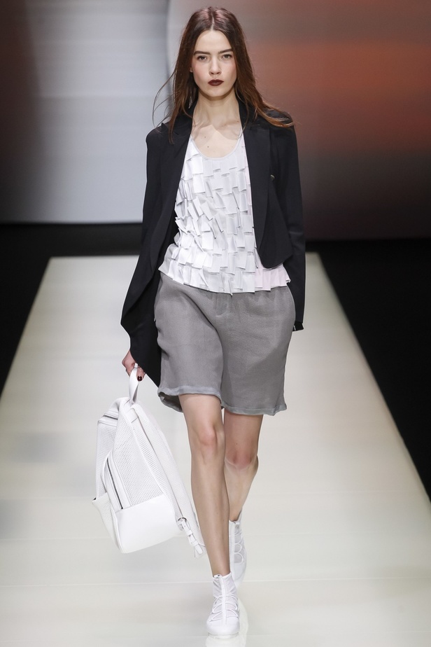 Emporio Armani يُحيي موضة البرمودا والقصّات الذكورية