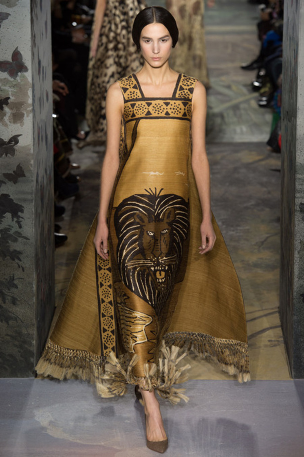  Valentino لمسات راقية وأناقة جاهزة